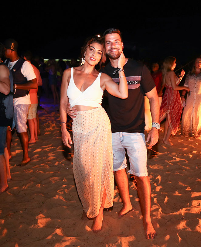 Juliana Paes arrasa no look para curtir festa com o maridão