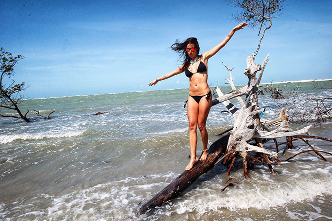 Juliana Paes e Thaila Ayala exibem boa forma em Jericoacoara