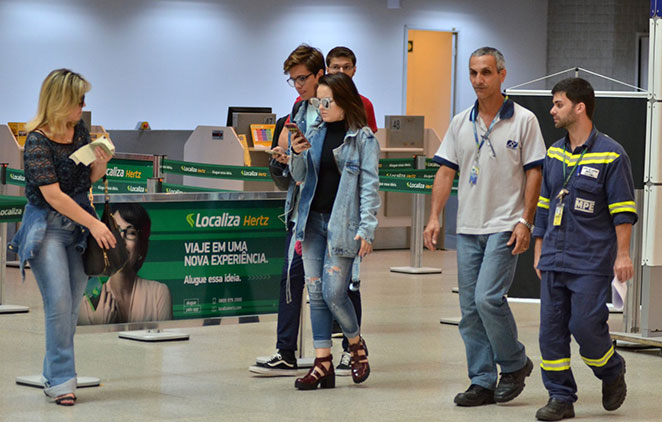 Com óculos estilosos, Larissa Manoela é clicada em aeroporto