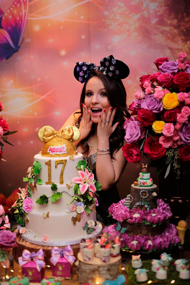 Larissa Manoela ganha festa em Orlando