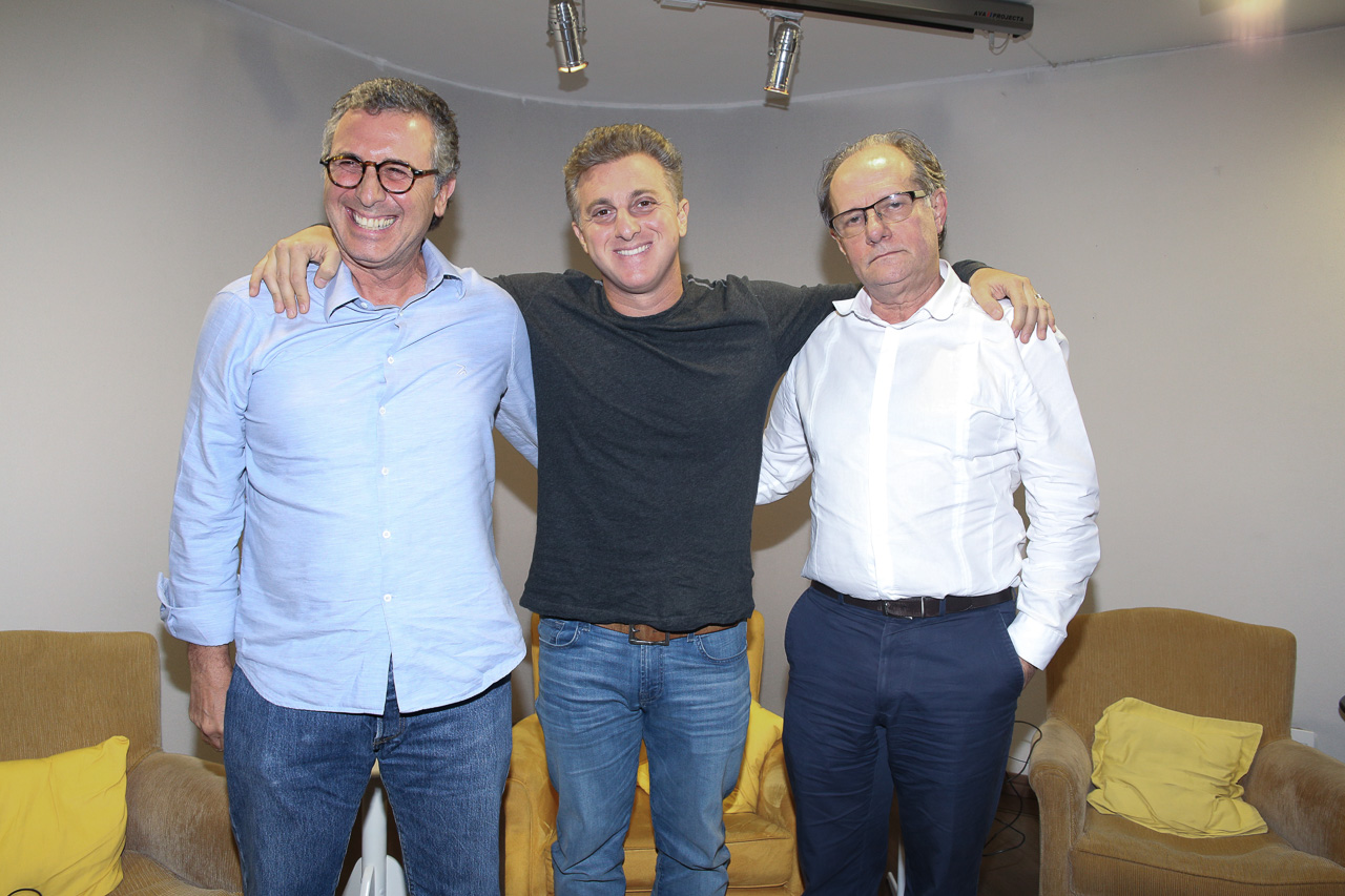 Luciano Huck participa de encontro e comenta sobre a atual situação do Brasil