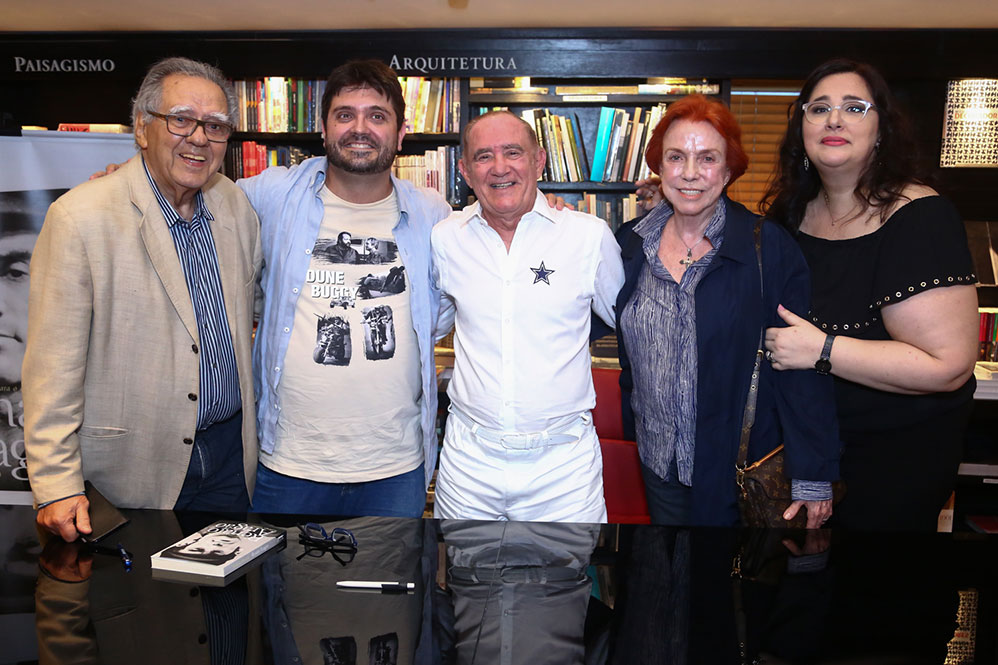 Renato Aragão recebe amigos em lançamento de biografia