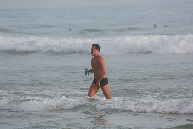 Malvino Salvador mostra boa forma em praia no Rio