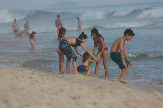 Malvino Salvador mostra boa forma em praia no Rio