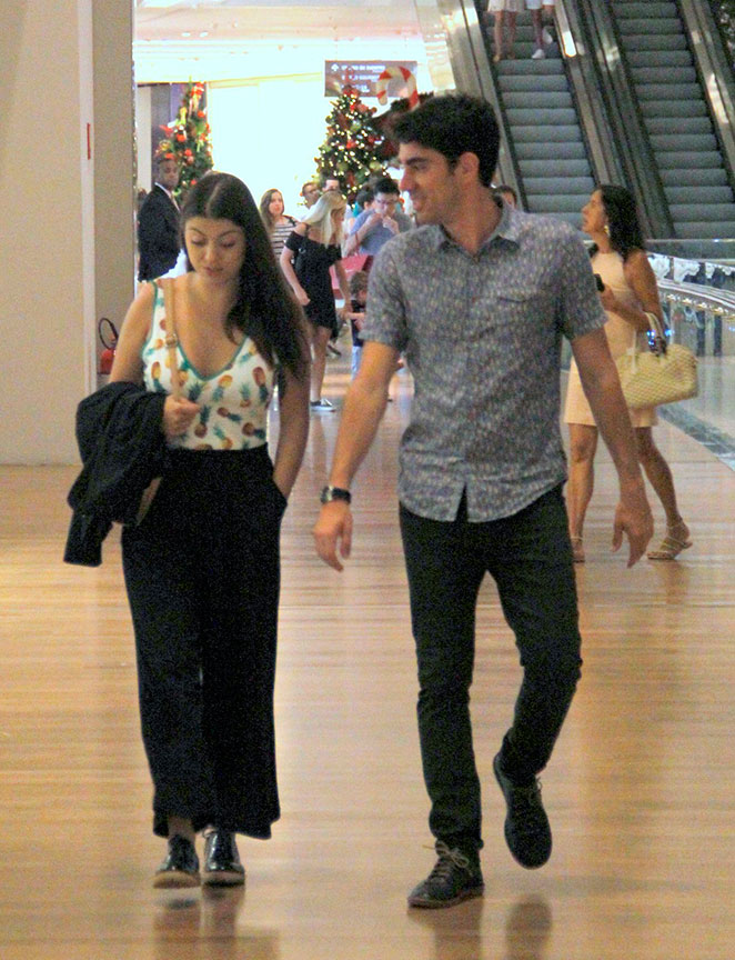 Marcelo Adnet passeia com a namorada em shopping carioca