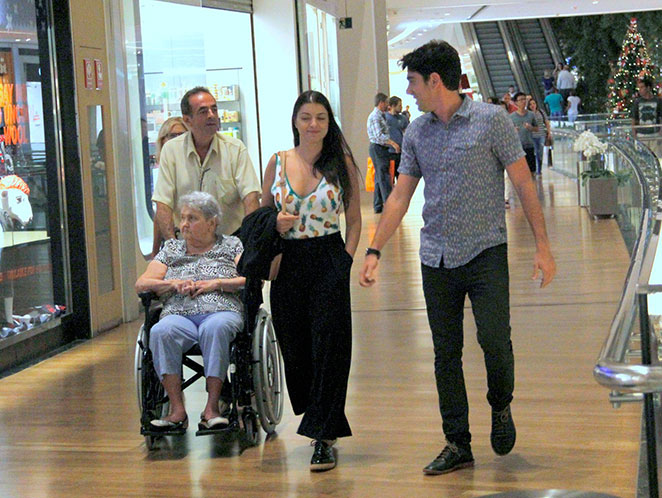 Marcelo Adnet passeia com a namorada em shopping carioca