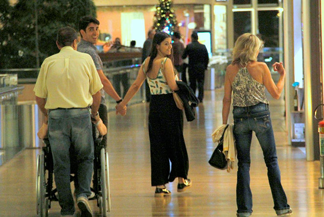 Marcelo Adnet passeia com a namorada em shopping carioca