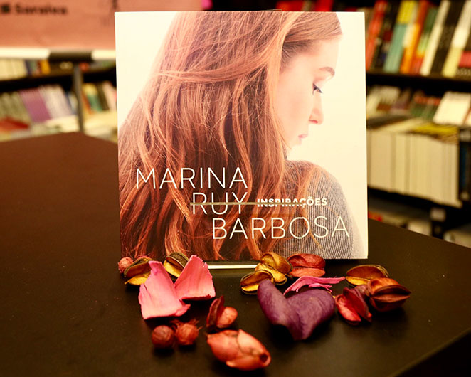 Marina Ruy Barbosa lança livro de poesias em São Paulo