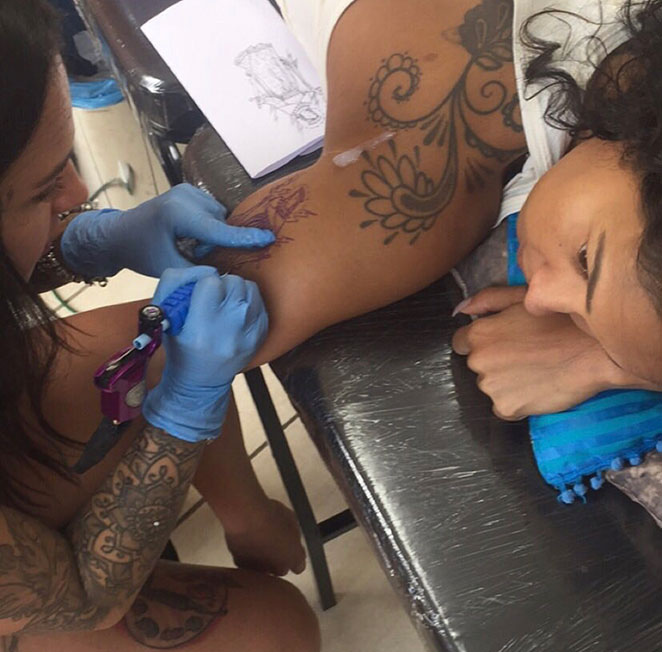 Milena Nogueira mostra sua sexta tatuagem