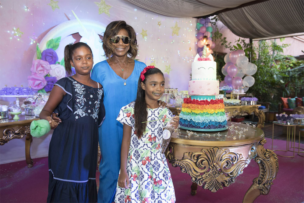 Com o tema Unicórnio, Gloria Maria festeja o aniversário das filhas