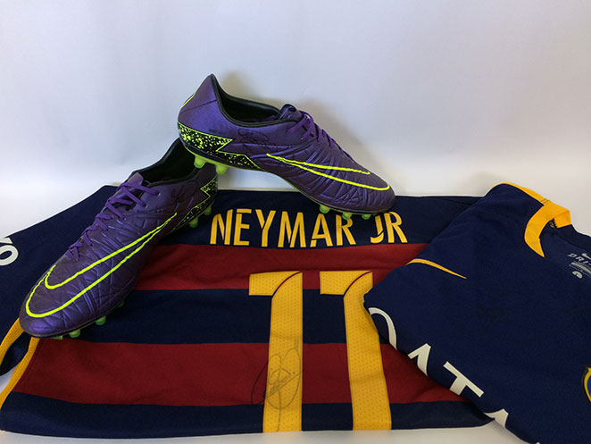 Neymar doa itens autografados para leilão de projeto social