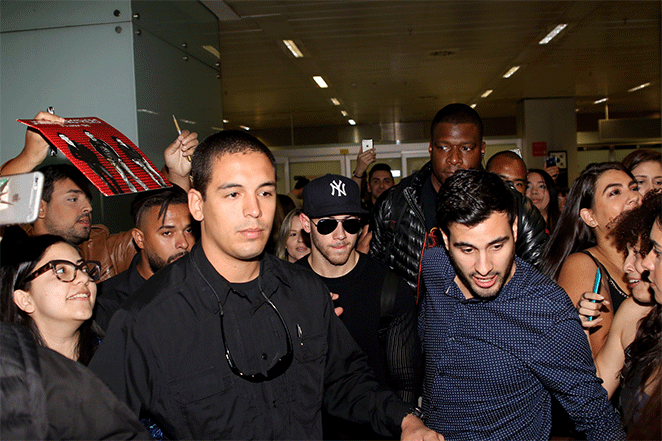 Nick Jonas desembarca em São Paulo e é recepcionado por fãs