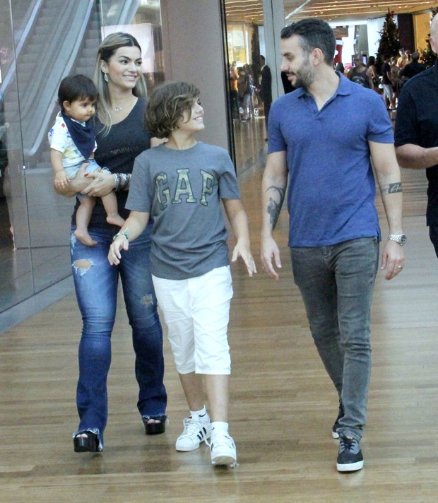 Kelly Key se diverte com a família durante passeio por shopping