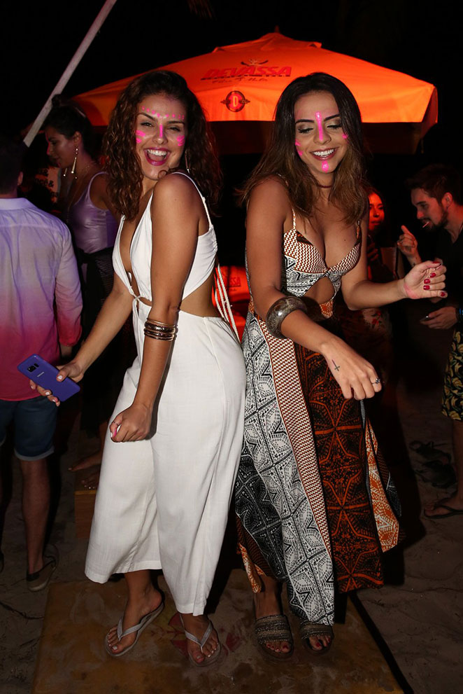 Paloma Bernardi usa look decotado em festa na Bahia