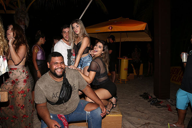 Paloma Bernardi usa look decotado em festa na Bahia