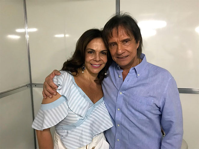 Roberto Carlos recebe time de famosas em show para mulheres