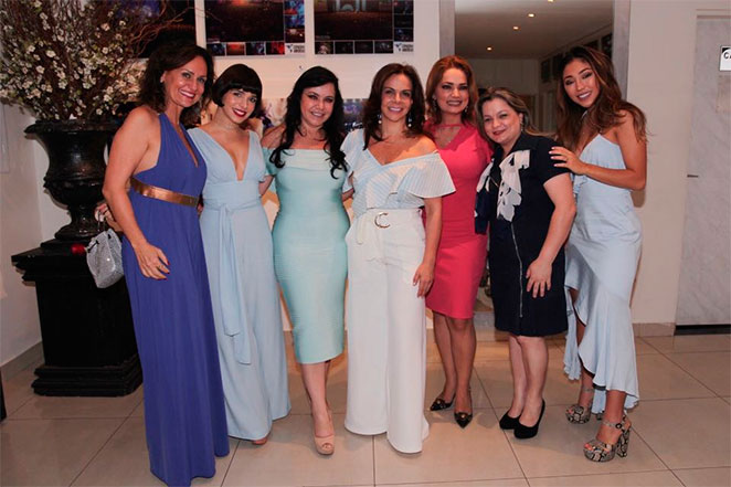 Roberto Carlos recebe time de famosas em show para mulheres