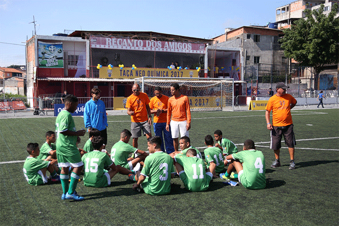 Ronaldo Nazário faz alegria de jovens em torneio