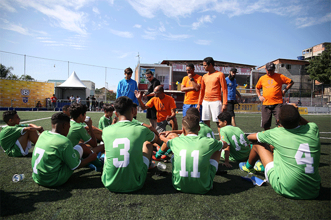 Ronaldo Nazário faz alegria de jovens em torneio