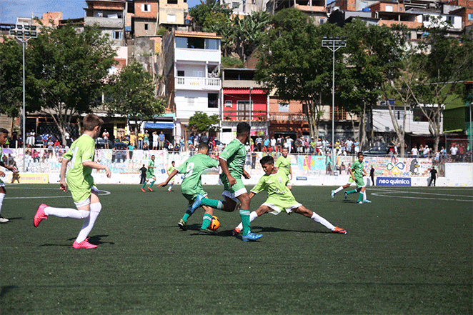 Ronaldo Nazário faz alegria de jovens em torneio