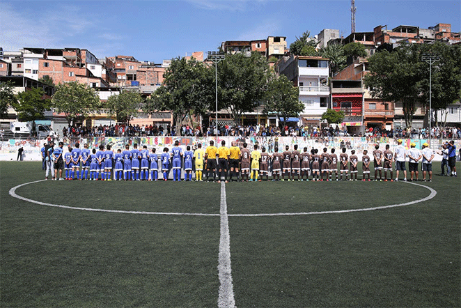 Ronaldo Nazário faz alegria de jovens em torneio