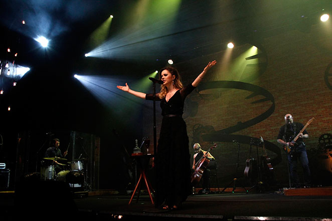 Com um lindo vestido preto, Sandy faz show no Rio de Janeiro