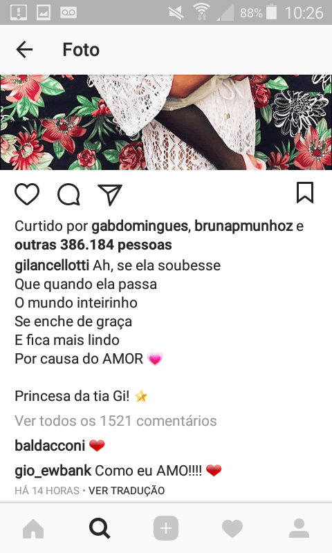 Giovanna Lancellotti posa com Titi e ex-namorado comenta em foto