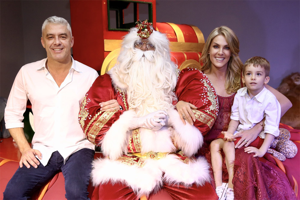 Ana Hickmann com Alexandre Corrêa, o filho Alexandre e o Papai Noel