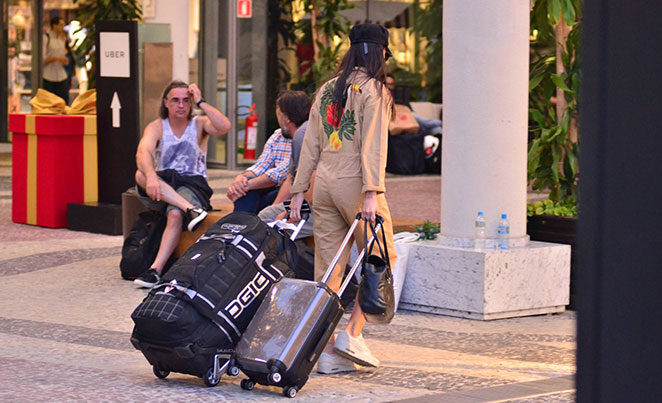 Sem Renato Góes, Thaila Ayala desembarca no Rio de Janeiro