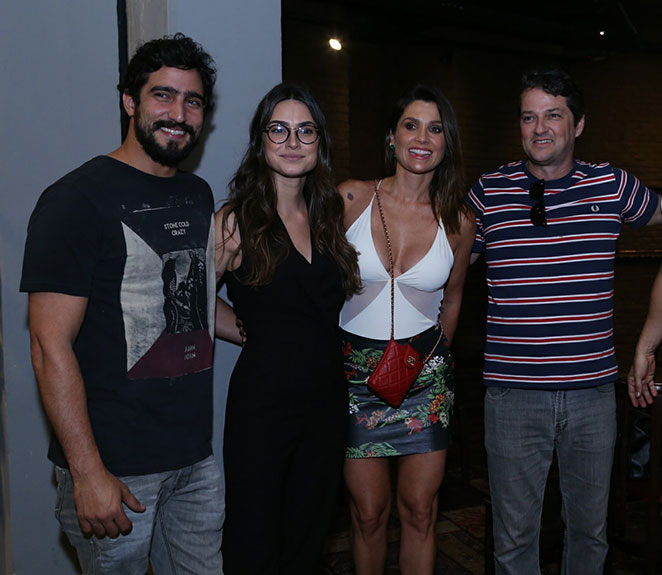 Thaila Ayala e Renato Góes vão de mão dadas ao teatro
