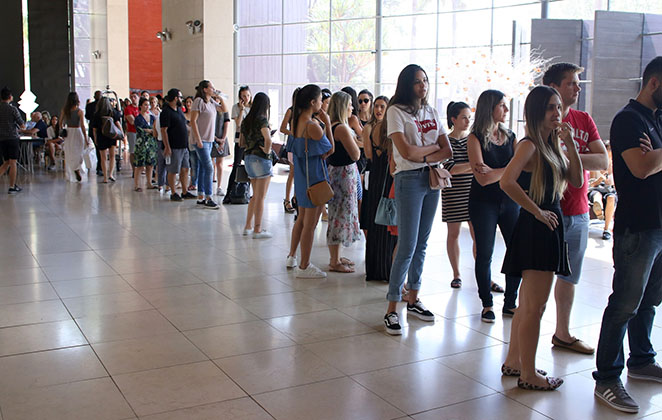 Thaila Ayala realiza bazar em São Paulo