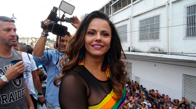 Viviane Araújo se esbalda em Parada do orgulho LGBT