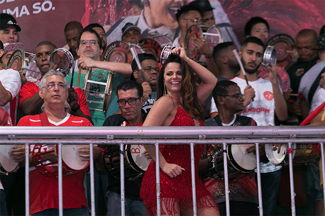 Viviane Araújo usa decote no limite em ensaio do samba