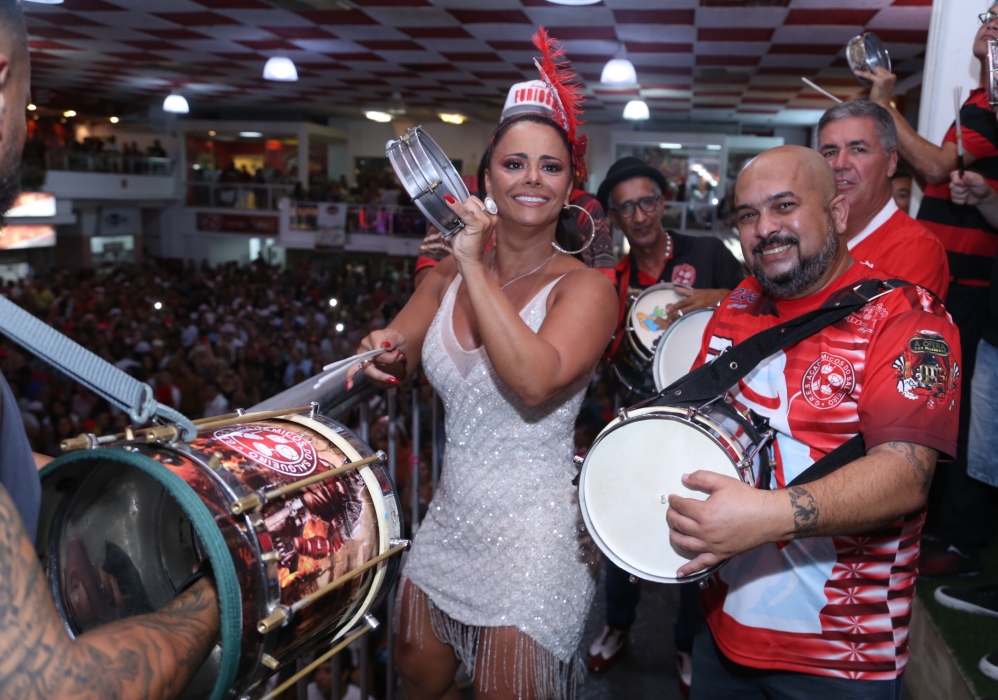 De vestido branco e justo, Viviane Araújo se joga no samba