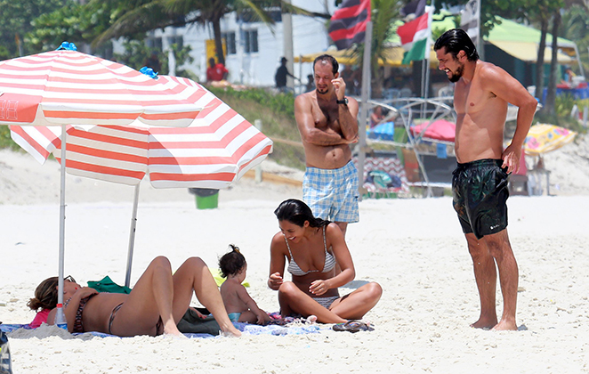 Yanna Lavigne e Bruno Gissoni levam Madalena à praia