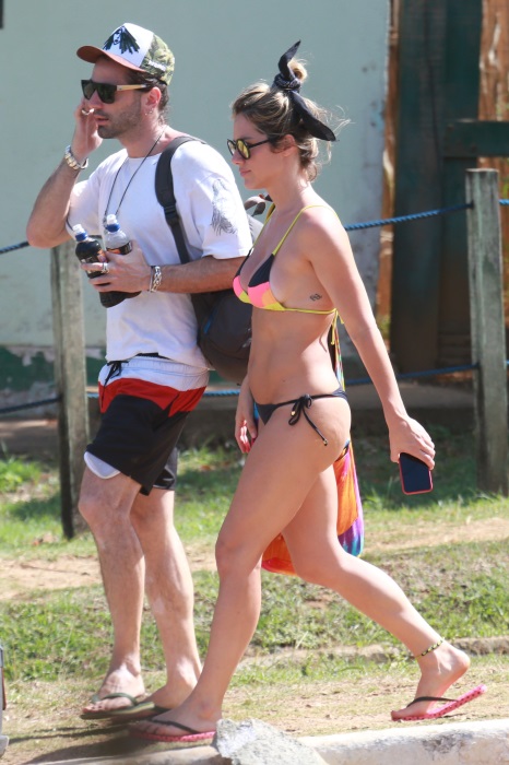 Giovanna Ewbank exibe corpão na praia