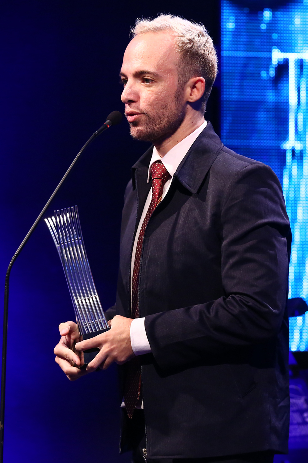 Famosos se reúnem em noite de premiação