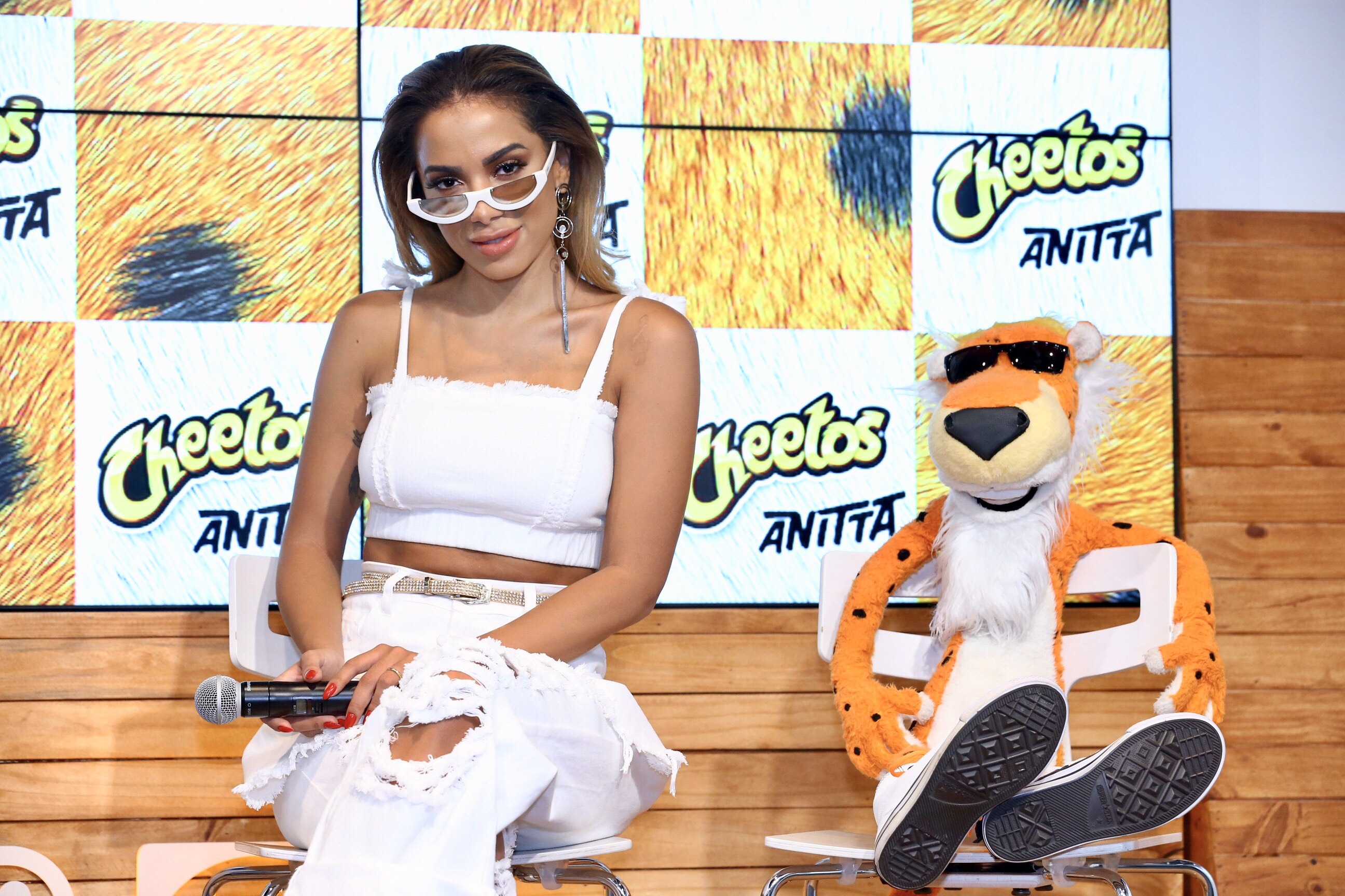 Com look de arrasar, Anitta realiza coletiva em São Paulo