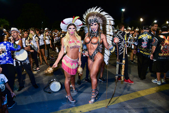 Ana Paula e Tati Minerato arrasam no samba da Gaviões