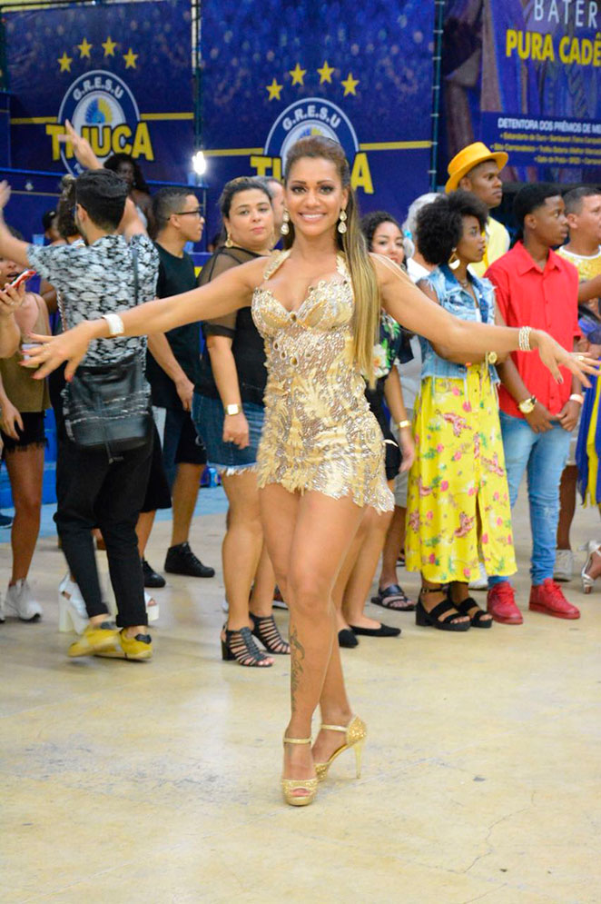 Ana Paula Evangelista se joga na quadra da Unidos da Tijuca