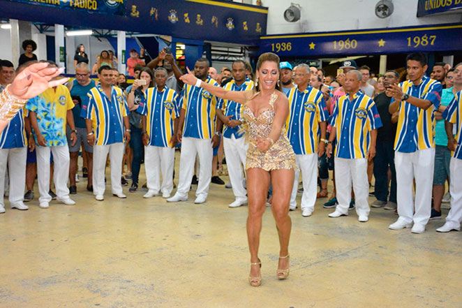 Ana Paula Evangelista se joga na quadra da Unidos da Tijuca