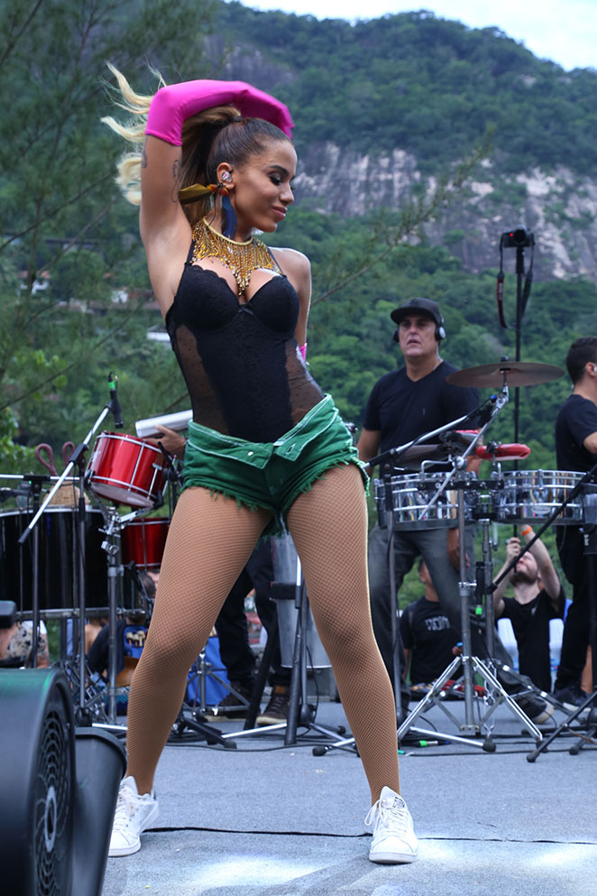 De lingerie e short, Anitta ensaia para bloco de Carnaval