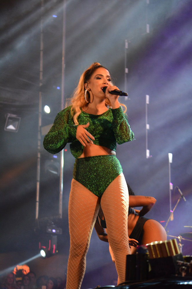 Com look ousado, Anitta se apresenta na Paraíba