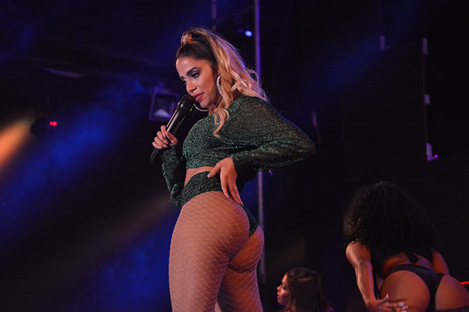 Com look ousado, Anitta se apresenta na Paraíba