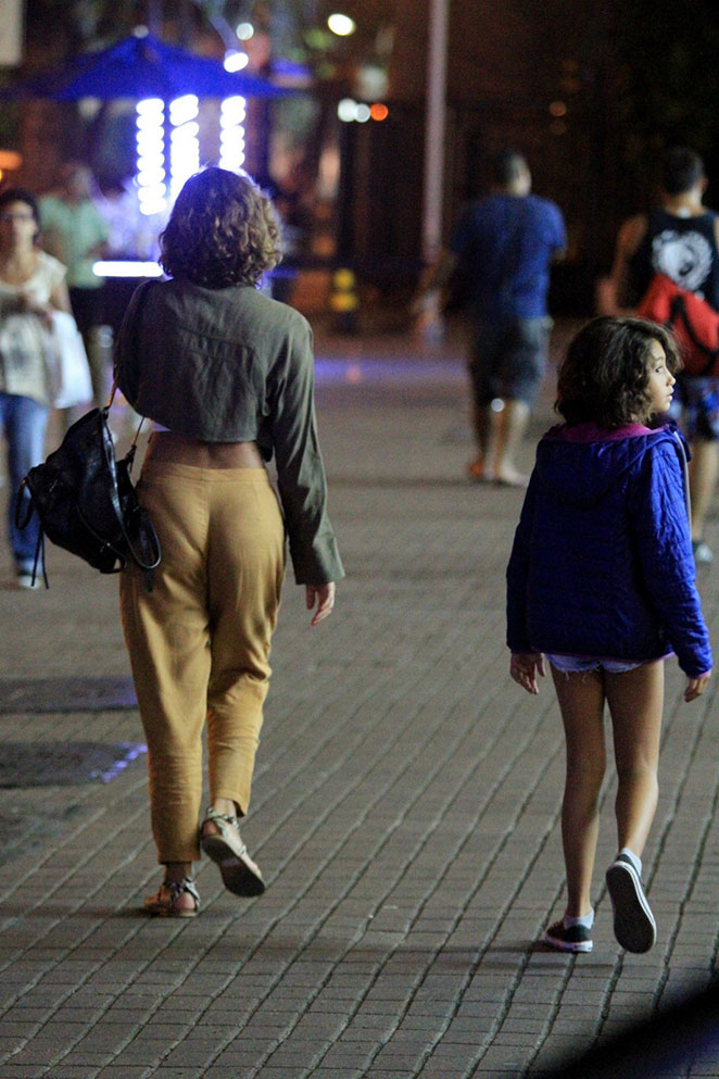 Camila Pitanga passeia com a filha no Rio de Janeiro