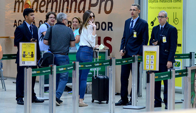 Camila Queiroz esbanja estilo e simpatia em aeroporto do Rio