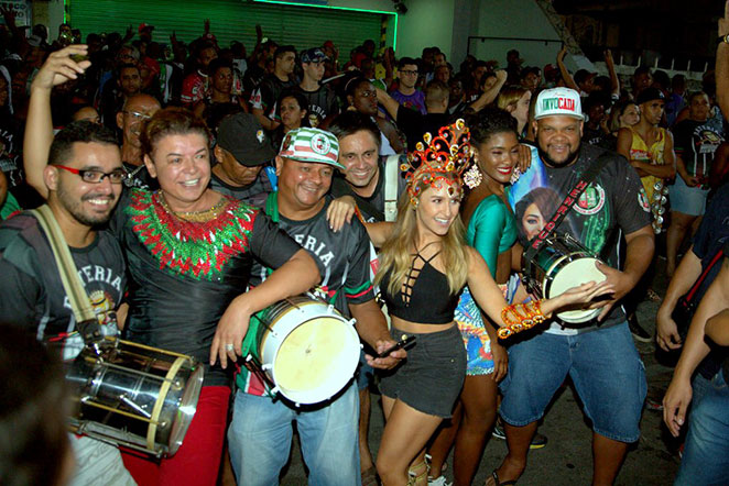 Carla Diaz e Thaila Ayala mostram samba no pé na Grande Rio