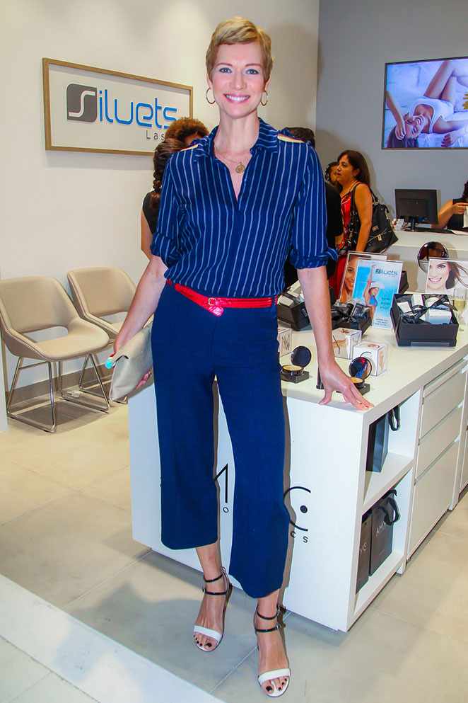 Com look todo azul, Carol Bittencourt brilha em inauguração