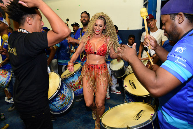 Com novo visual, Lívia Andrade mostra todo o seu samba