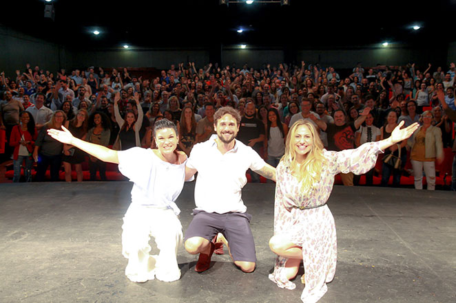 Cristiana Oliveira recebe famosos em noite de estreia